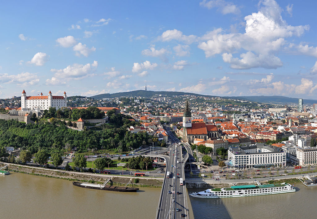 1024px-Bratislava_Panorama_R01